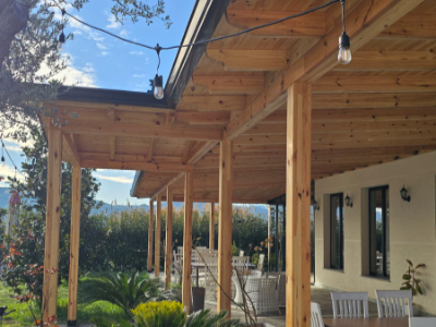 Strehe kopshti me kolona druri masiv Strehe kopshti me kolona druri masiv